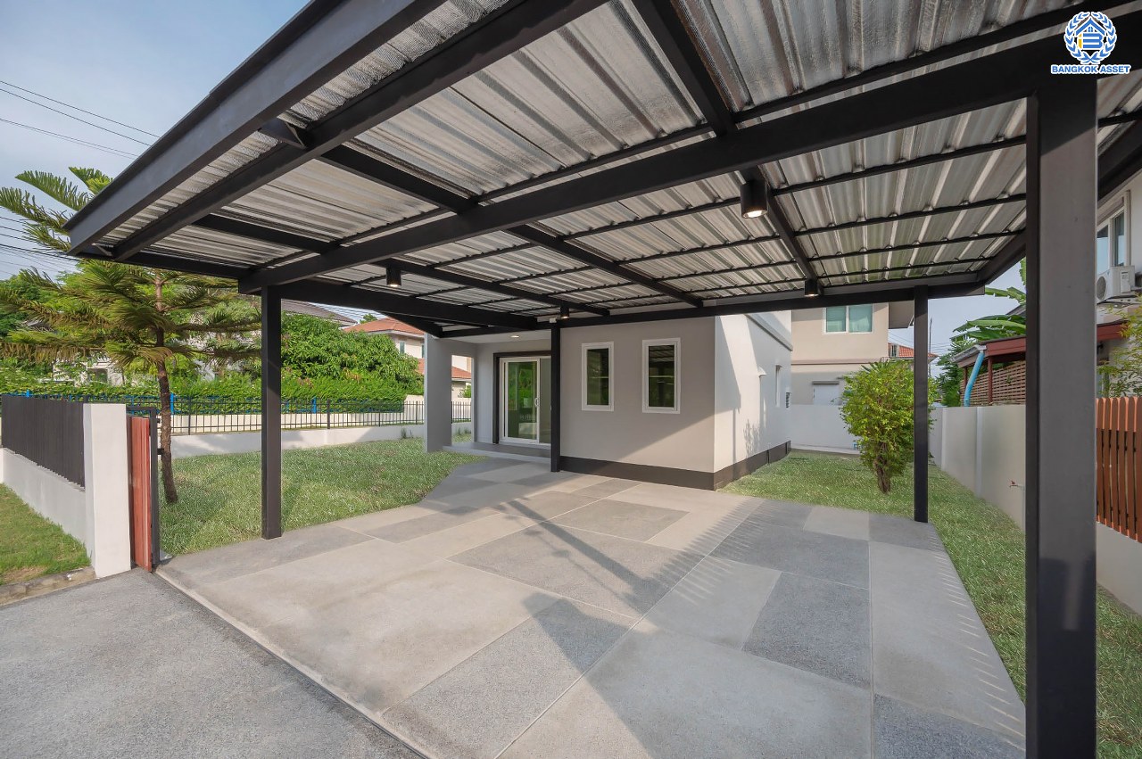 บ้านมือสองตกแต่งใหม่ จากแบรนด์Sansiri โครงการ คณาสิริ วัดพระเงิน หลังมุม ตกแต่งสไตล์โมเดิร์น เนื้อที่ 55.7 ตร.ว. ฟังก์ชัน 3 ห้องนอน 2 ห้องน้ำ 1 ห้องอเนกประสงค์ จอดรถได้ 2 คัน บนทำเลเดินทางสะดวก ใกล้รถไฟฟ้าสายสีม่วง "สถานีตลาดบางใหญ่" จุดขึ้นทางด่วน "ศรีรัช" และเซ็นทรัลเวสต์เกต